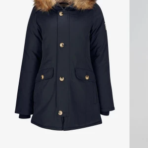 Marinblå Svea miss Smith vinterjacka  - Säljer min as snygga Mariblåa sveajacka (miss Smith) med fuskpäls i storlek XS.  Jackan är i nyskick då den är använd ett få tal gånger. Nypris: 3500kr Mitt pris: 1 500kr priset går att diskutera. 