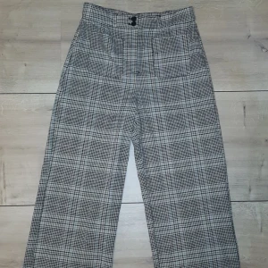Superfina rutiga byxor från Monki strl 38 - Knappt använda rutiga byxor från Monki. Som nya! Storlek 38. Säljer för de inte kommit till användning. Säljer för 150kr + frakt💕