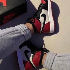 Jordan 1 Retro ”Bred Toe” - Intressekoll på dessa! Sparsamt använda. Bud