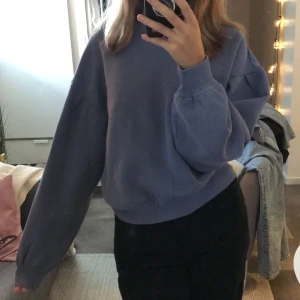 sweatshirt  - Jättefin sweatshirt i strl S. Skulle säga att färgen är en blandning mellan blå och lila. Skönt material. Lite större armar. Säljer då jag endast använt den en gång. (ni står för frakt)