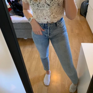 Mom jeans - Mom jeans som tyvärr blivit för små för mig, både för tajta och för korta i min smak. Är ca 173cm och har vanligtvis M på byxor! Hör av er vid intresse!