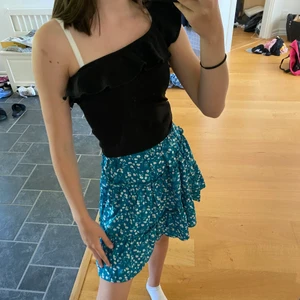 Super gullig topp! - Jättefin one shoulder volang topp. Det är en xs men den var väldigt stor i storleken. Därför sydde jag in den så den passade mig. Jag är en normal xs så skulle säga att den passar xs bäst ändå. 30 kr + frakt 💘