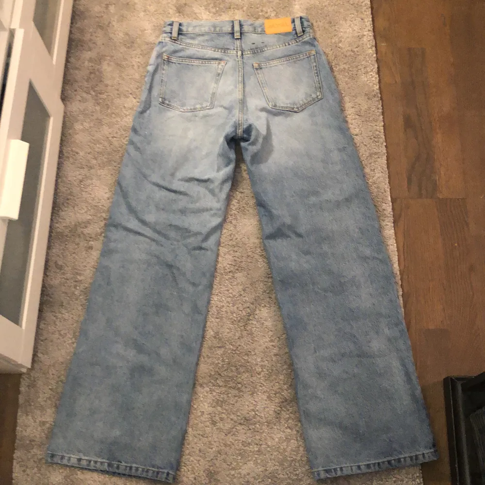 Säljer ett par jeans från monki. Super snygga men tyvärr beställda i fel storlek. Aldrig använda bara testade.  Budet börjar från 200 + frakt. . Jeans & Byxor.