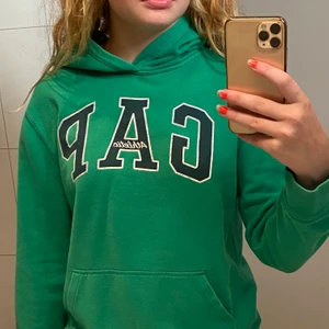 Grön GAP hoodie - Använd några gånger men den är I bra skick. Köparen står för frakten 
