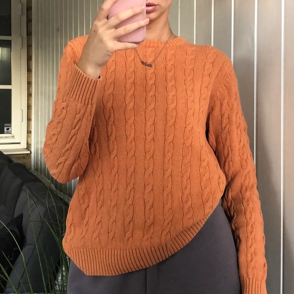 Orange kabelstickad tröja, passar perfekt till hösten! Storlek M. I begagnat men ändå fint skick🥰 frakt 60kr💕. Tröjor & Koftor.