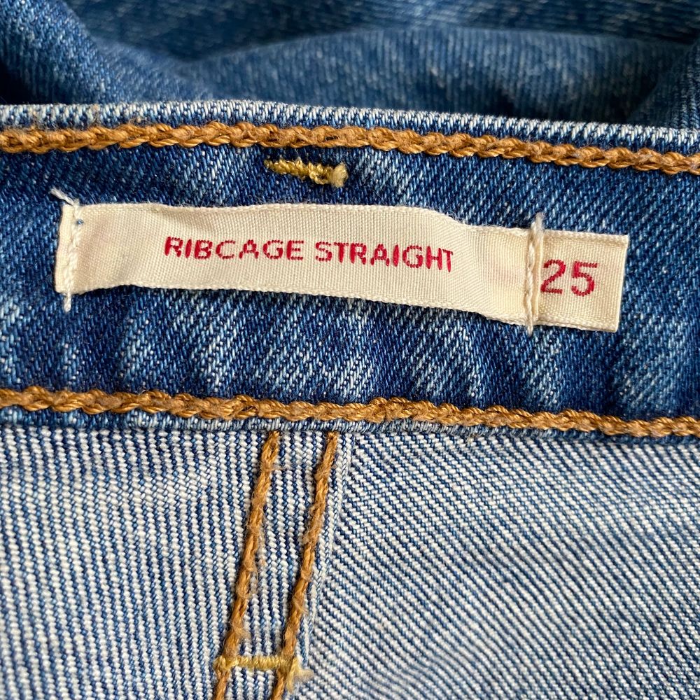 Ett par jeans från Levi’s i i rak modell, passar xs/s. Köptes för 1200, säljer för 250+frakt✨. Jeans & Byxor.