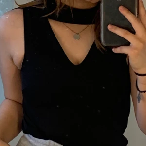 Tröja - Jättesnygg tröja man kan använda ute eller till vardags, men tyvärr så har ddn blivit för liten för mig kring brösten så måste sälja den :( kontakta mig för mer information 