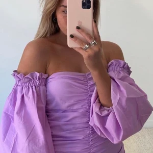 Lila klänning ginatricot - Supersnygg klänning från ginatricot i storlek 34, använd ca 3 gånger och ser ut som ny! 💕💕