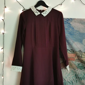 Peter pan-klänning - Superfin klänning med spetskrage! Lite lösa trådar men fin.