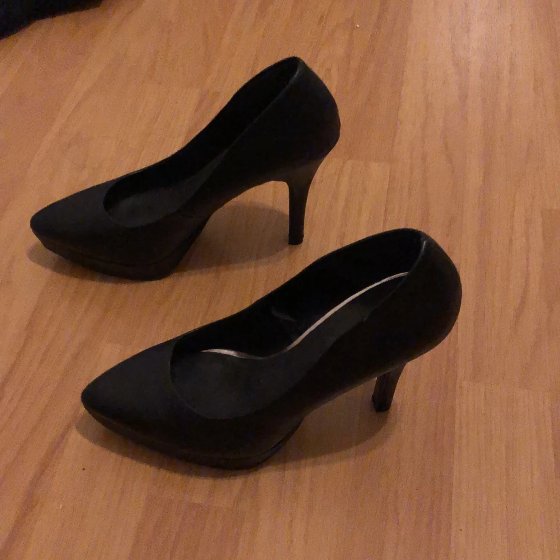 Ett par svarta klackskor - 90