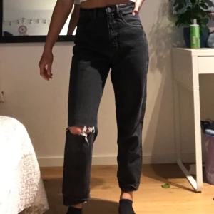 Cheap monday - Svarta Cheap monday jeans. Aldrig använd! Har ett hål på knäet. De är W26 men passar mig som har W25. 🖤🐾🕸