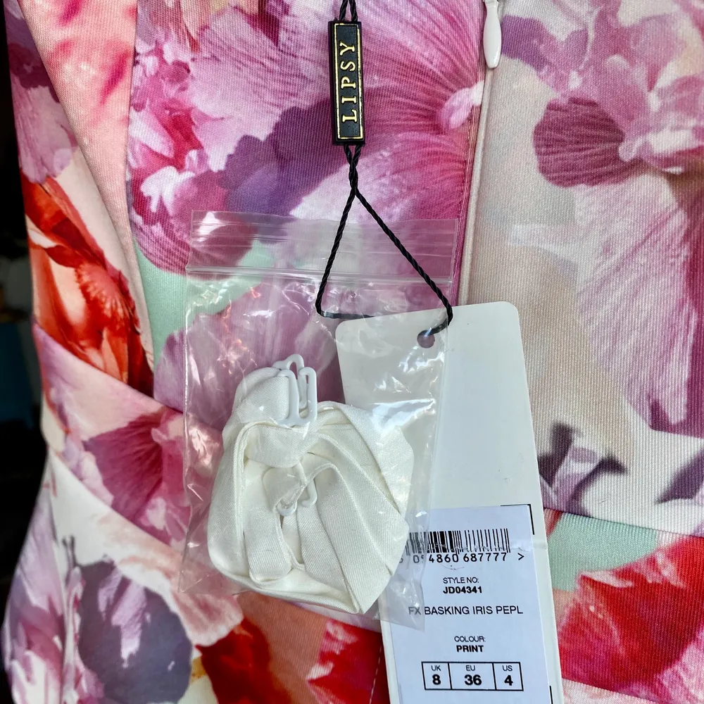 Superfin klänning från Lipsy köpt i Dubai, aldrig använd! Knälång figursydd, axelband medföljer. Nypris 950:- . Klänningar.