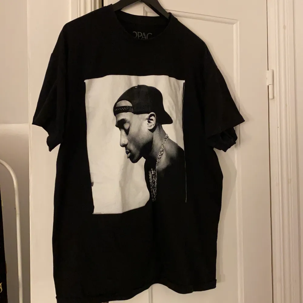 Svart oversized t-shirt med 2pac/Tupac motiv. Råkade beställa hem två likadana tröjor. (oöppnad). T-shirts.