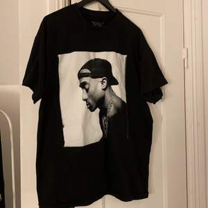 Svart oversized t-shirt med 2pac/Tupac motiv. Råkade beställa hem två likadana tröjor. (oöppnad)