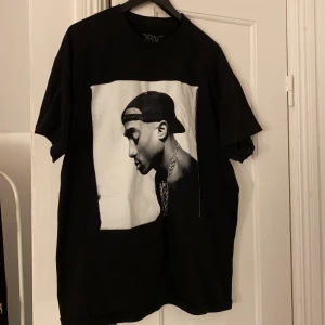 2pac oversized t-shirt - Svart oversized t-shirt med 2pac/Tupac motiv. Råkade beställa hem två likadana tröjor. (oöppnad)