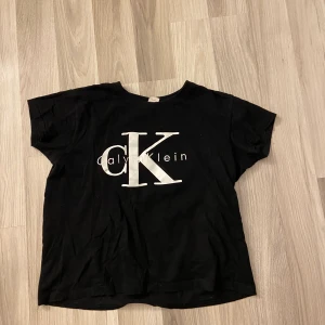 Calvin klien  - Den är fejk! Köpt för ett tag sen men knappt andvänd💞