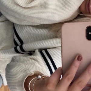 Storlek M/L - Säljer denna tröjan då den inte längre kommer till användning🥰 I fint skick!🌸🌸 Frakten står köparen för!😊