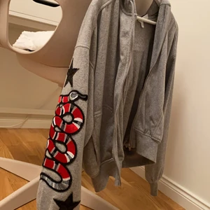 & other stories - En favorit i garderoben! Verkligen en unik och snygg hoddie ifrån &other stories med snygg detalj❣️❣️