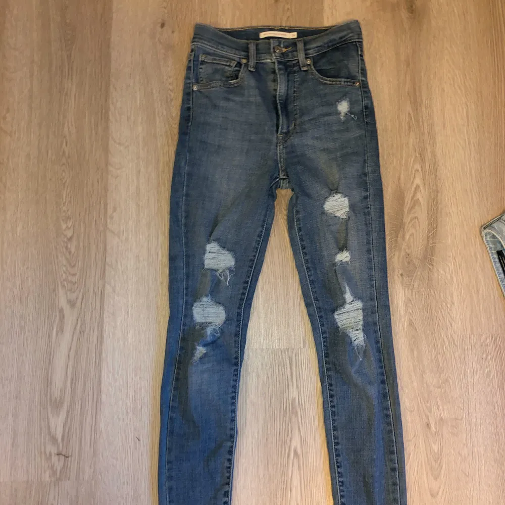 Mile high ankel skinny jeans från Levis säljs pågrund av för små. Storlek 24. Stretch. Köpta för 820 kronor, säljs för 450 inkl frakt 🌷🌷. Jeans & Byxor.