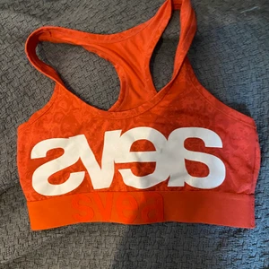 Svea Sport-BH - Skön sport-bh från Svea i snyggt orange/rött orm-print❤️