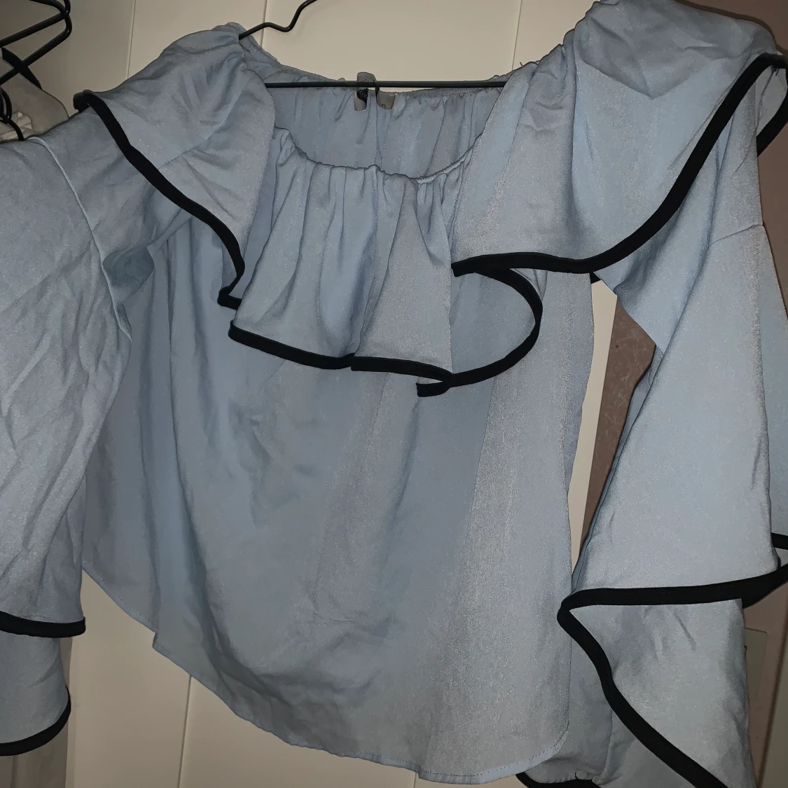 Offshoulder ljusblå topp