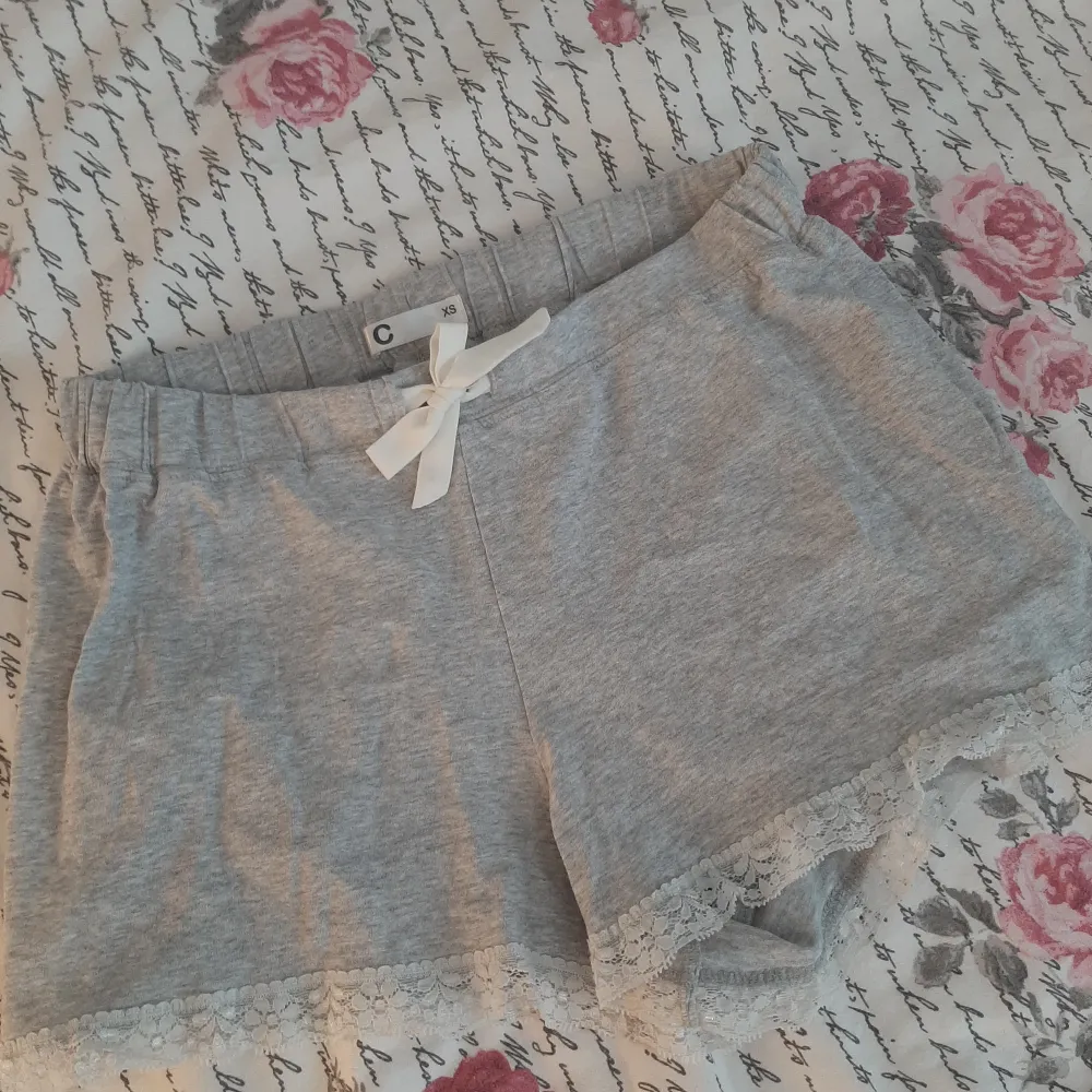 Gråa pyjamas shorts som har blivit för små för mig. Om du är intresserad skicka ett meddelande så bestämmer vi ett pris💕. Shorts.