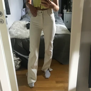 Ljusbeigea jeans med slits - Superfina ljusbeigea jeans från pull and bear med slits🤍🤍Slutsålda på deras hemsida. Pris, 300kr + frakt (säljer endast för bra pris)💕 storlek 34! Jag är 170cm // högsta bud 350kr avslutar budgivning klockan 22!