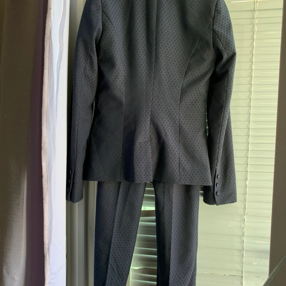 En mörkblå stilren kostym från LA City i str. 34. Kavaj med byxor. Köpt i Frankrike 1år sen för 200 € använd ett par gånger. Säljes för att nu den är lite för små för mig. Den är i nyskick inga defekter. Jättefin kvalite. Kan köras till Sthlm för avhämtning om önskas.. Kostymer.