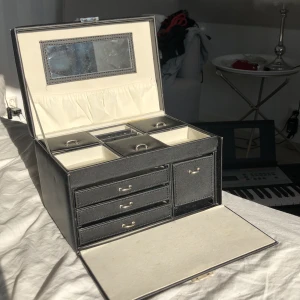 Smyckeskrin  - 4/5 i skick. Har knappast kommit till användning. 