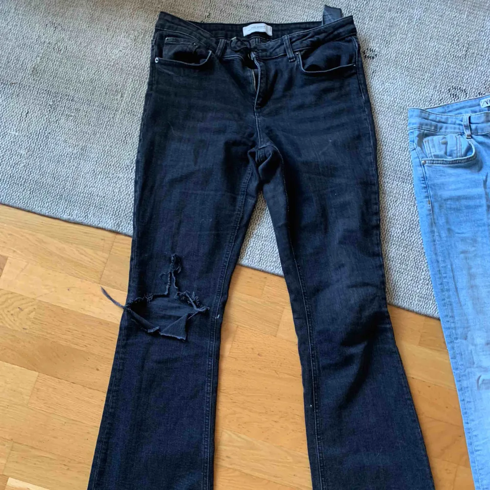 Bootcut jeans från Zara, dom i strl 42 skulle jag inte påstå är en 42 utan mer en 38/40 (Zaras strl är jätteskeva), dom blåa är båda i bra skick, dom gråa är väldigt slitna och har klippt hålet själv därav billiga . Jeans & Byxor.