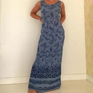 Långklänning - Härlig långklänning som jag sytt in för att passa figuren. Bekvämt luftigt tyg, bra längd för mig som är 160cm🦋 