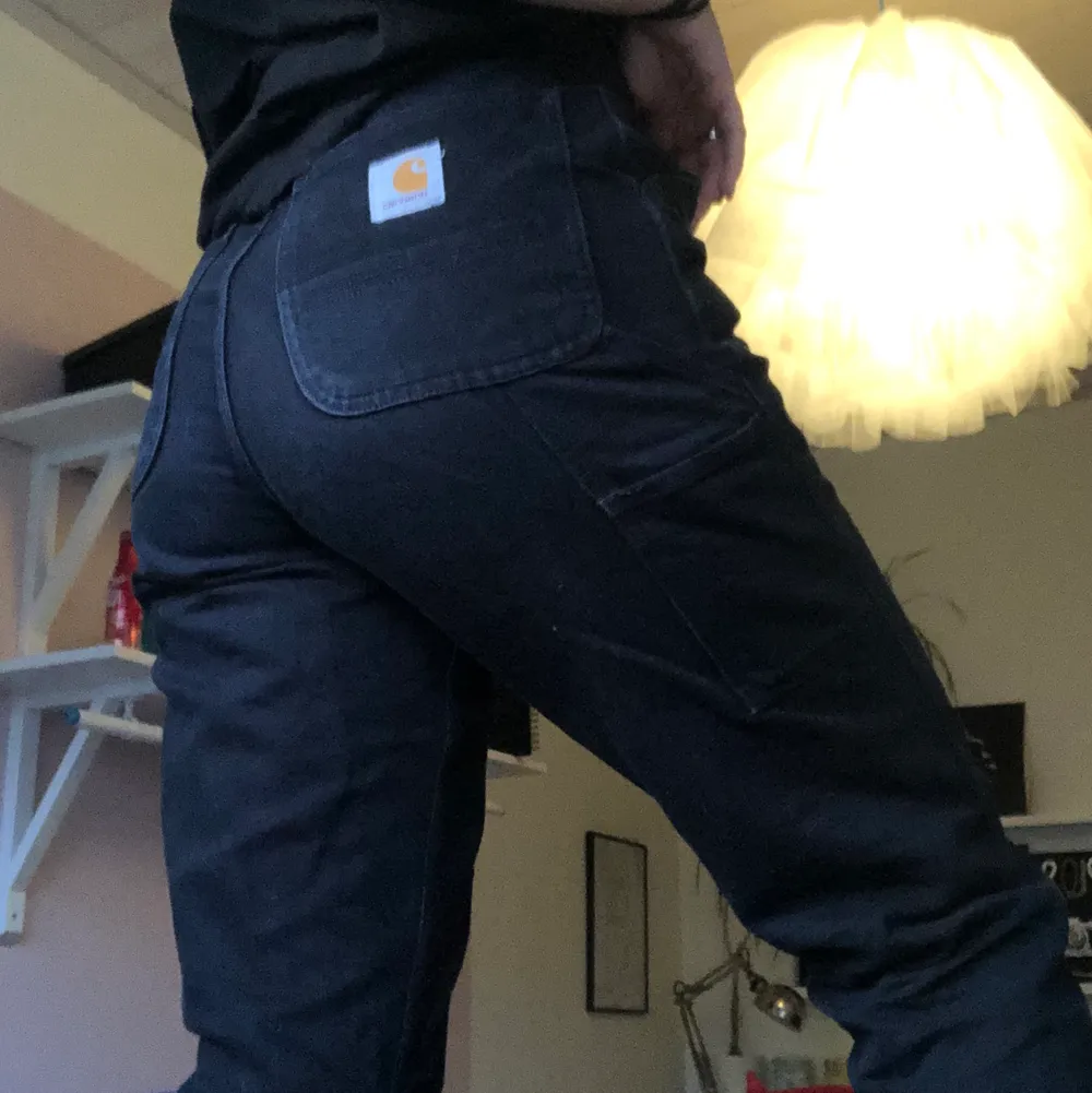 Svarta carhartt jeans!! Bra skick❤️. Jeans & Byxor.