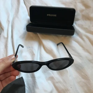 Joel ighe Chimi solglasögon svarta - Chimi x Joel ighe solglasögon onesize smala trendiga brillor jättebra skick fodral ingår 