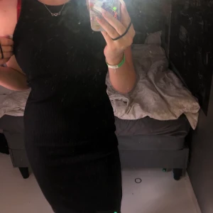 Längre klänning  - Svart längre klänning, väldigt stretchig får fram fina former storleken står inte men skulle säga att den passar alla från xs-M 😍