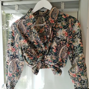 Blommig skjorta - Blommig skjorta från second hand. Liten i storleken, tight i armarna. Frakt tillkommer