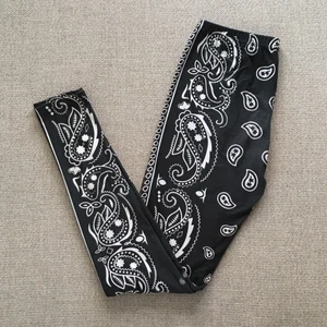 Tights  - Svart-vita tights av de skönaste materialet! Väldigt stretchiga så passar även storlekarna S & L.                                                Sitter väldigt fint på!!👌