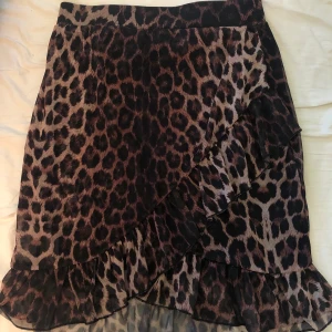 Leopardkjol  - Snygg kjol från Nelly✨ Använd ett fåtal gånger och nästan i nyskick! Frakt tillkommer 