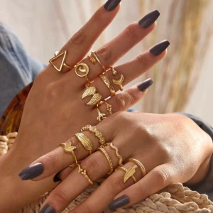 16 ringar - Säljer dessa ringar då dom var för stora för mig👍🏻 Rekomenderar t de som brukar ha M/L. 16 ringar, aldrig använda bud:70kr