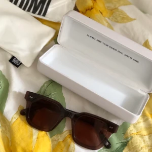 Chimi 004 Coco - Nya klassiska solglasögon från Chimieyewear. I nyskick med tillhörande case, rengöringstrasa osv. Glaset är i clear och modellen är 004 i färgen Coco. Säljer för 550 kr inklusive frakt 👏🏼👏🏼