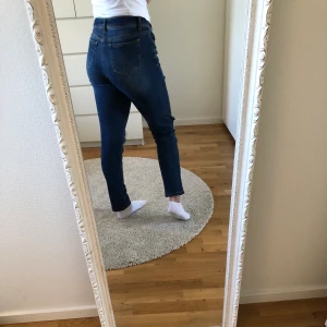 Fashion Nova jeans, blåa, ripped - Säljer dessa slitna, blåa jeansen från fashion Nova. Säljer pga att de är lite för stora för mig. Har aldrig använt dem, men lappen är bortklippt. Är i st US 5, skulle säga att det motsvarar 40/42. Frakt ingår i priset.🥰