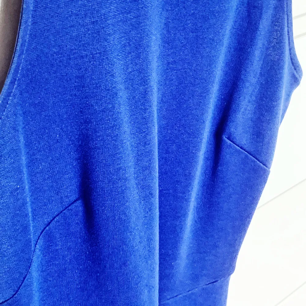 Classy klänning som verkligen framhäver kroppens kurvor. Sjukt fin blå färg med ett bekvämt tyg. Passar alla mellan XS-M. På mig (167cm) slutar den vid knäna. . Klänningar.