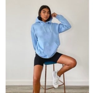 Ljusblå hoodie  - Är från Bohoo, använd 1 gång. Väldigt bra material❤️