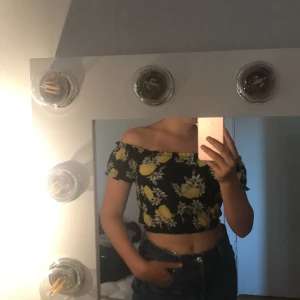 Söt Magtröja  - säljer en söt magtröja i storlek xs, med citroner på! Använd  få antal gånger :) 