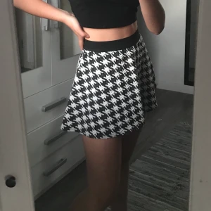 Rutig-ish kjol - En sjukt söt, svartvit kjol med resårmidja. Den är i strl 146/152 men den är väldigt stretchig och passar mig som har S. 40kr + frakt 22kr (tar bara swish)