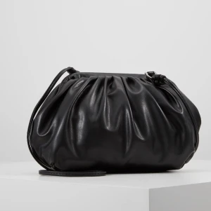 Tredig clutch med axelrem - Trendig clutch med axelrem! Remmen kan tas av om man vill använda den som clutch. Nypris 450kr