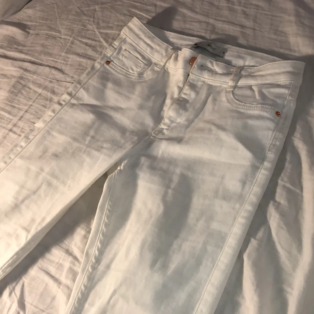Vanliga vita jeans som är i mycket bra skick!. Jeans & Byxor.