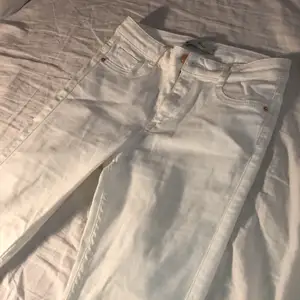 Vanliga vita jeans som är i mycket bra skick!