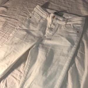 Vita jeans stl S - Vanliga vita jeans som är i mycket bra skick!