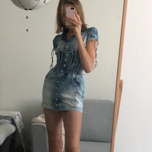 Vintage jeansklänning  - Assball jeansklänning köpt second hand för 300kr, står ingen storlek men skulle säga S! Säljes pga lite för kort för min smak (är 180cm). Kan hämtas upp på Södermalm annars kostar frakt 33kr!