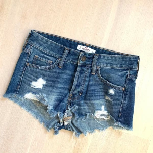 Hollister shorts - Säljer då de inte kommer till användning. Syns inte att de har varit använda ett par gånger. Nypris runt 450kr, Frakten står köparen för. 